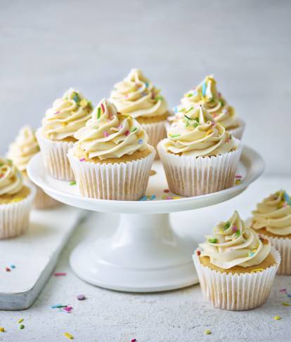 https://www.carnation.co.uk/sites/default/files/2020-11/vanilla-cupcakes-mobile.jpg